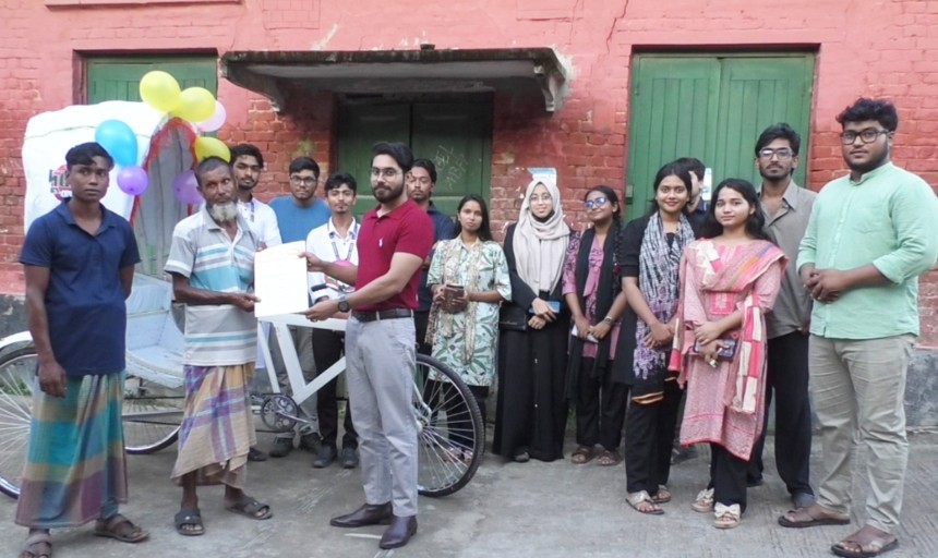 অসহায় মানুষের পাশে দুর্বার বাংলাদেশ: প্রজেক্ট স্বাবলম্বী উদ্যোগে রিকশা প্রদান